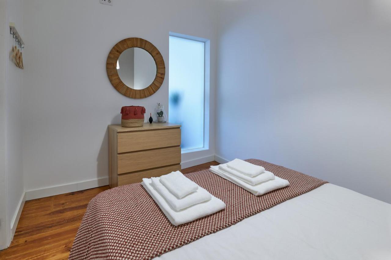 Retiro Da Graca: Stylish Sunny Apt With A Balcony * Lisboa